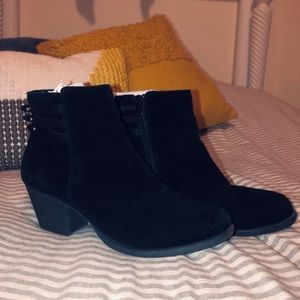 Black booties - White Mountain